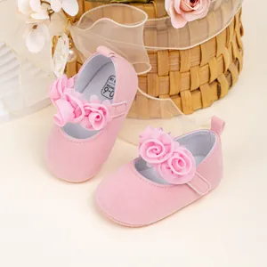 Zapatos de bebé rosa con flores de encaje y suela blanda para niñas pequeñas