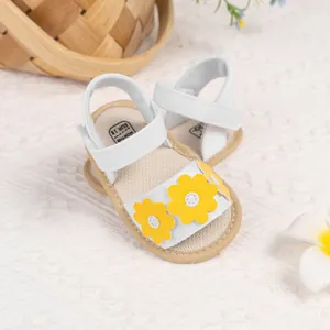 Détails des sandales d'été pour bébé en toile blanche avec décorations florales jaunes