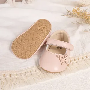Chaussures bébé Mary Jane roses avec découpe papillon et semelle antidérapante à cœurs