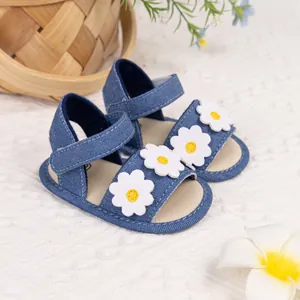 Sandales respirantes en toile bleu denim pour bébé avec décorations de marguerites blanches