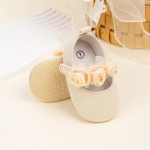 Zapatos Mary Jane para bebé blanco roto con rosas de encaje 3D y suela suave antideslizante