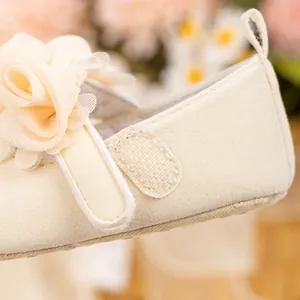 Vista macro de zapatos de princesa para bebé en crema con flores de encaje y suela suave
