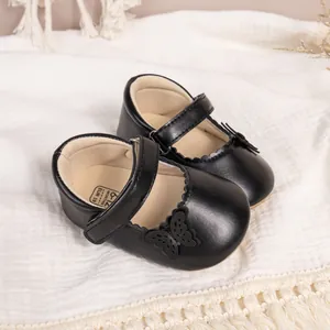 Chaussures Mary Jane noires pour bébé avec découpes papillon et bords festonnés pour tout-petits
