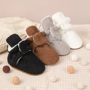 Détail de bottes thermiques pour bébé en quatre couleurs avec tissu en velours et doublure polaire