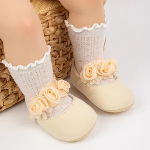 Detalle de zapatos de princesa con flores y calcetines blancos transpirables