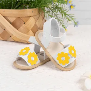 Sandales respirantes en toile blanche pour bébé avec fleurs jaunes et semelles souples