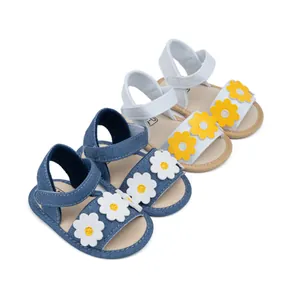 Sandales bébé en toile d'été avec fleurs de marguerite et semelles souples respirantes