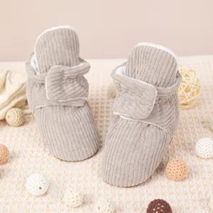 Vue détaillée de chaussons bébé en velours côtelé gris avec doublure polaire et boucle