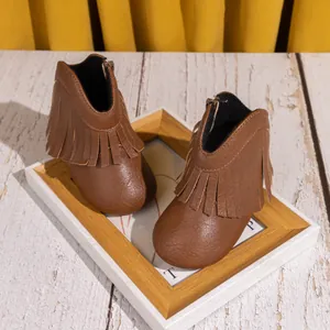 Détail de bottines cowboy marron pour bébé avec franges tendance et fermeture éclair latérale