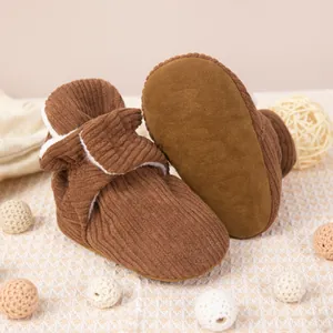 Détail de chaussures de marche bébé en velours côtelé marron avec doublure en peluche