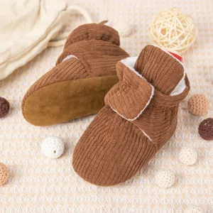 Vue détaillée des chaussures bébé en velours côtelé marron avec doublure polaire chaude
