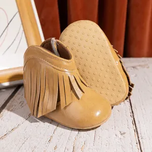 Detailansicht der Baby-Stiefeletten mit Fransen und rutschfester Noppensohle in Camel