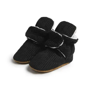 Détail de chaussures de marche pour bébé en velours côtelé noir avec doublure en peluche