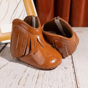Detailansicht der Baby-Lernlaufschuhe mit braunen Fransen und seitlichem Reißverschluss