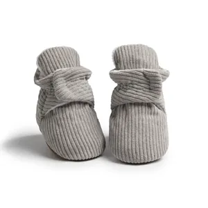 Détail de chaussures bébé en velours côtelé gris avec doublure polaire chaude
