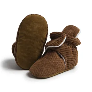 Détail de bottines bébé en velours côtelé marron avec doublure polaire et semelle