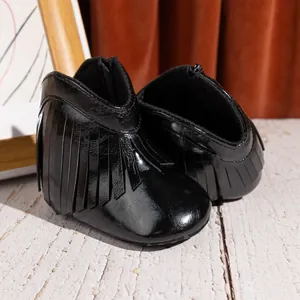 Detailansicht schwarzer Babystiefel mit schicken Fransen und praktischem Reißverschluss