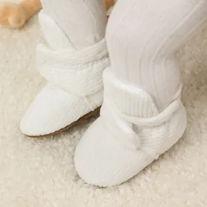 Chaussures de marche bébé en velours côtelé blanc avec bride cheville et semelle souple
