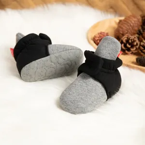 Detail von Baby-Socken-Schuhen mit rutschfesten Noppensohlen und weichem Baumwollstoff