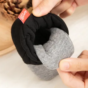 Detailaufnahme des weichen Baumwollfutters und Elastikbunds am Baby-Socken-Schuh