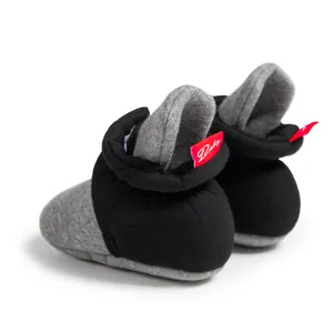 Detailansicht der grau-schwarz gestreiften Babyschuhe mit rutschfester Noppensohle