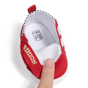 Détail de chaussures en toile pour bébé avec velcro et semelle souple antidérapante