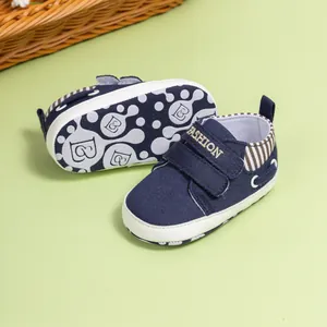 Détail de chaussures bébé en toile bleue avec semelle antidérapante et velcro