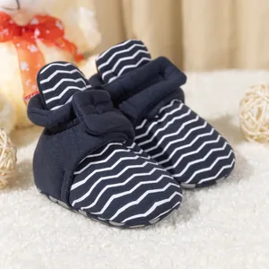 Detailansicht der Baby-Lauflernschuhe mit blauen Wellenmustern und weicher Sohle