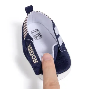 Détail de la doublure de chaussure bébé avec taille 0-6 mois et fermeture à scratch