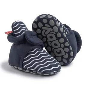 Detail der Babyschuhe mit rutschfesten Noppen auf weicher Sohle und Wellenmuster