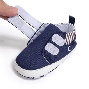Détail de chaussures en toile pour bébé avec double bande velcro et semelle souple antidérapante