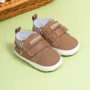 Vue détaillée de chaussures bébé marron en toile avec double scratch et semelle antidérapante