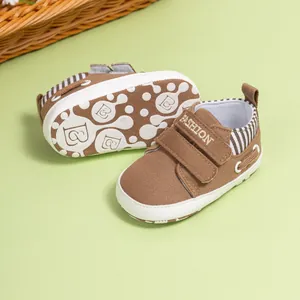 Détails des chaussures de bébé en toile marron avec semelles antidérapantes et velcro