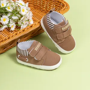 Détails de chaussures bébé marron avec bandes velcro et intérieur en tissu rayé