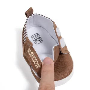 Vue détaillée de chaussures de marche pour bébé marron avec velcro et étiquette de taille