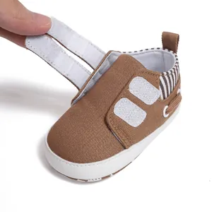Détail montrant les doubles fermetures velcro sur les chaussures en toile pour bébé