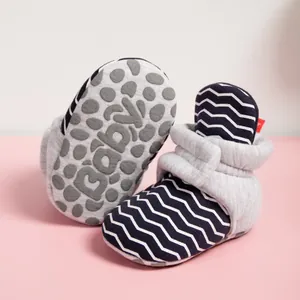 Gestreifte Babyschuhe mit rutschfesten Gummisohlen und weichen grauen Strickbündchen