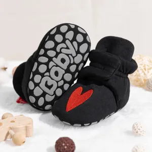 Gestreifte Babyschuhe mit rotem Herz-Stickmuster und rutschfester Weichsohle für Kleinkinder