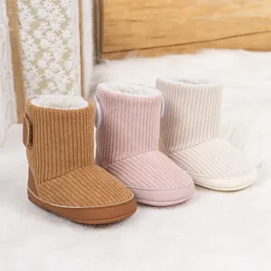 Detaillierte Ansicht von Baby-Stiefeln aus Cord in drei Farben mit warmem Plüschfutter