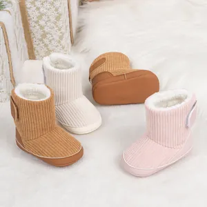Detailansicht warmer Winterbabyschuhe aus Cord in Braun, Creme und Rosa mit Klettverschluss