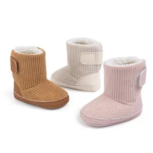 Detailansicht der Baby-Winterstiefel aus Cord mit warmem Kunstfell und Klettverschluss