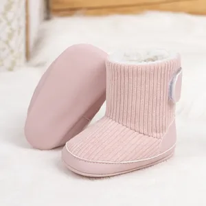Detail von rosa Winter-Babystiefeln mit weichem Vliesfutter und Klettverschluss