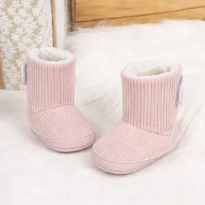 Details von rosa Baby-Boots aus Cord mit warmem Lammfellfutter und Klettverschluss
