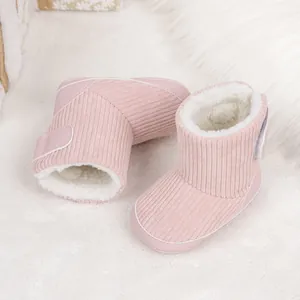 Nahaufnahme der rosa Cord-Babystiefel mit Klettverschluss und weißem Kunstfellfutter