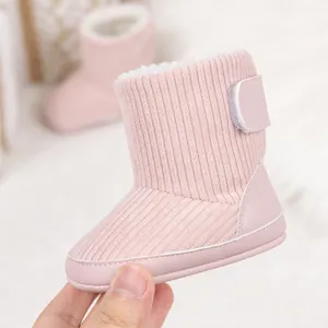Detailansicht der rosa Baby-Winterschuhe mit Klettverschluss und warmem Fleecefutter