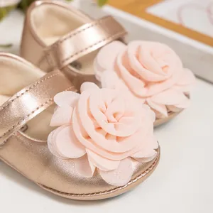 Chaussures Mary Jane pour bébé rose doré avec détails floraux en tulle rose délicat