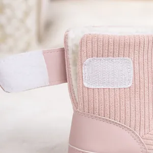 Detail von rosa Baby-Boots aus Cord mit warmem Fleecefutter und Klettverschluss