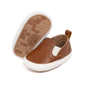 Scarpe primi passi marroni slip-on con dettagli brogue e suola in gomma antiscivolo