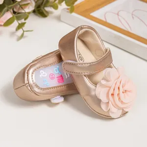 Chaussures bébé princesse or rose avec décoration florale rose et fermeture velcro
