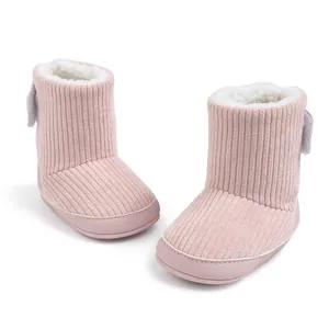 Detailansicht der rosa Cord-Babyschuhe mit warmem Plüschfutter und Klettverschluss